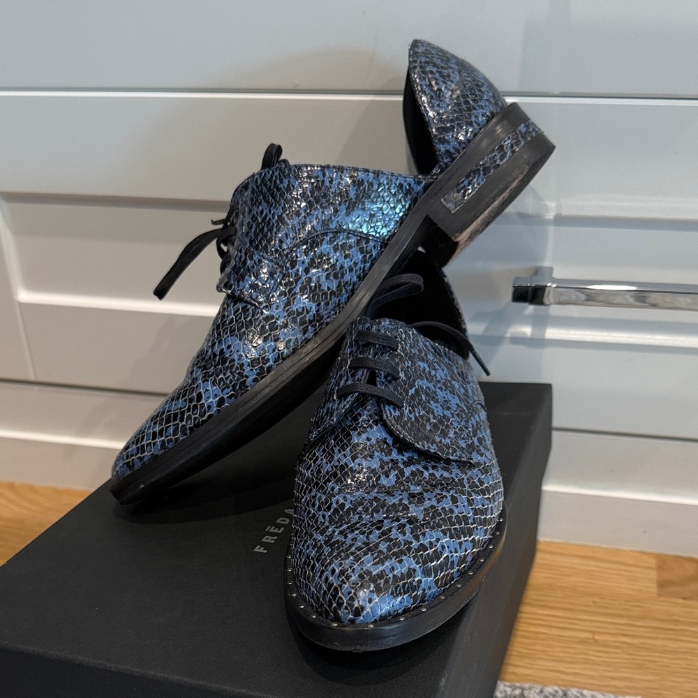 Freda Salvador Women’s Black and Blue Snakeskin Oxfords - Picture 2 of 8